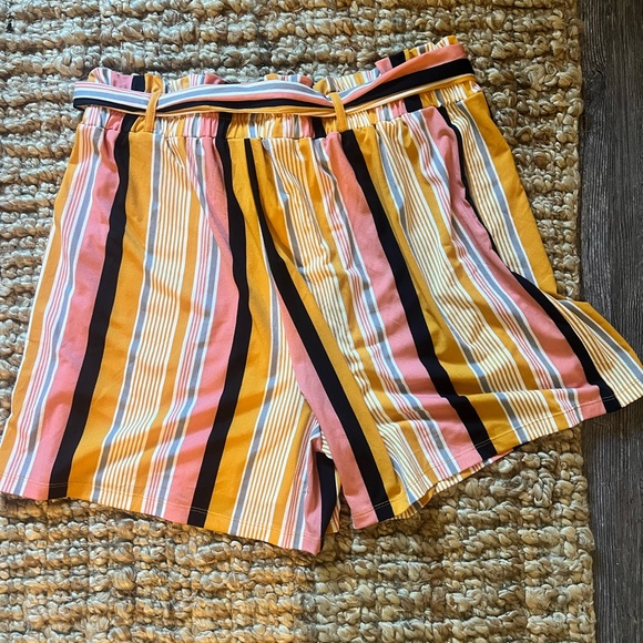 NWOT LulaRoe Elle Shorts, Size XL - Picture 2 of 4